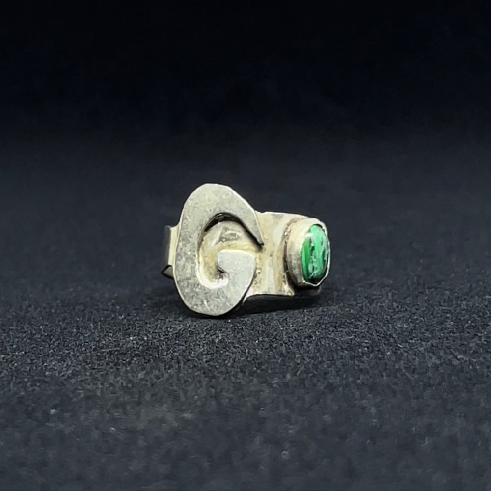 STERLING SILVER G Ring with stone